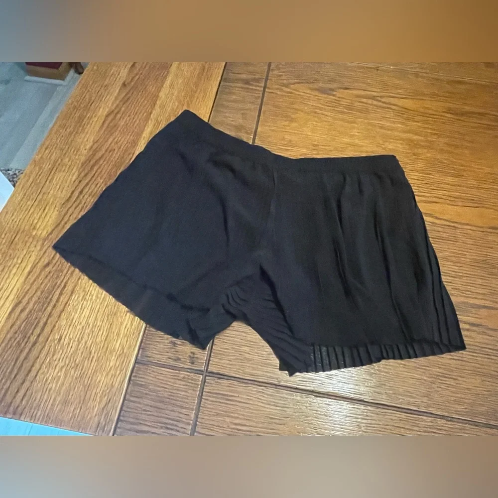 H&M Black Women's Pleated Hem Skort Shorts